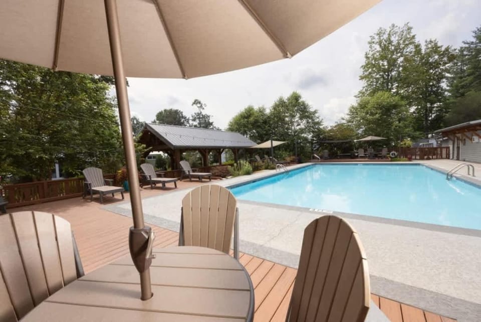 Swimming pool, sunbed