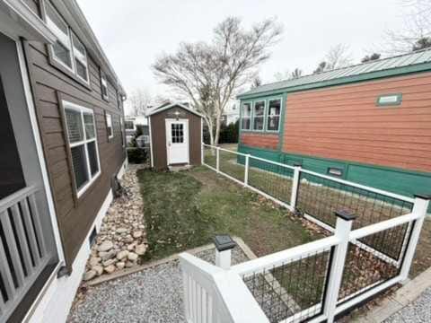 Cozy 1BR Tiny Home with Pool Access and Free Tix House in Tennessee