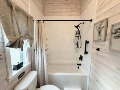 Cozy 1BR Tiny Home with Pool Access and Free Tix House in Tennessee