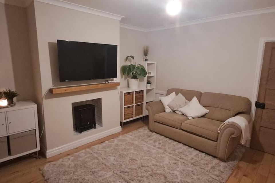 TV and multimedia, Living room, Seating area, flat iron