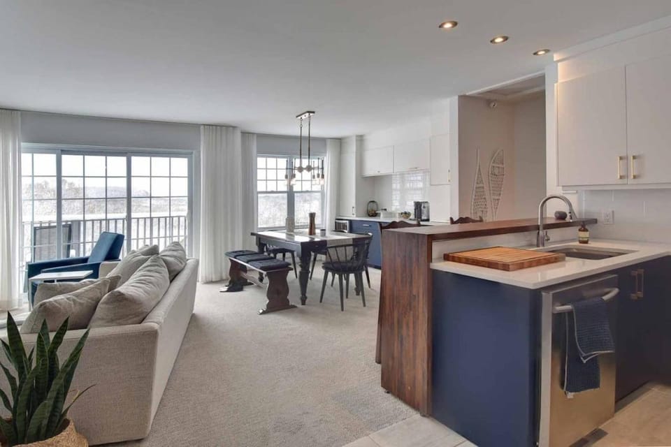 Kitchen or kitchenette, Living room, Seating area, Dining area, pet friendly