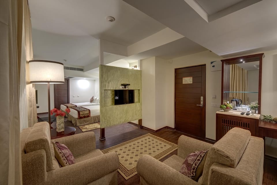 TV and multimedia, Coffee/tea facilities, Living room, Seating area, Bedroom