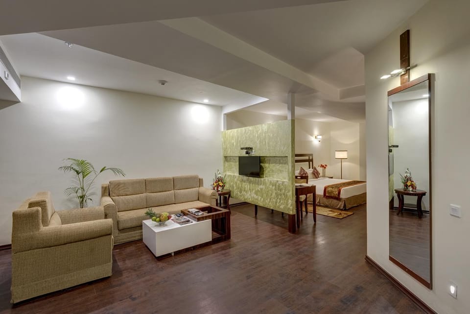 Bed, TV and multimedia, Photo of the whole room, Decorative detail, Seating area, Bedroom