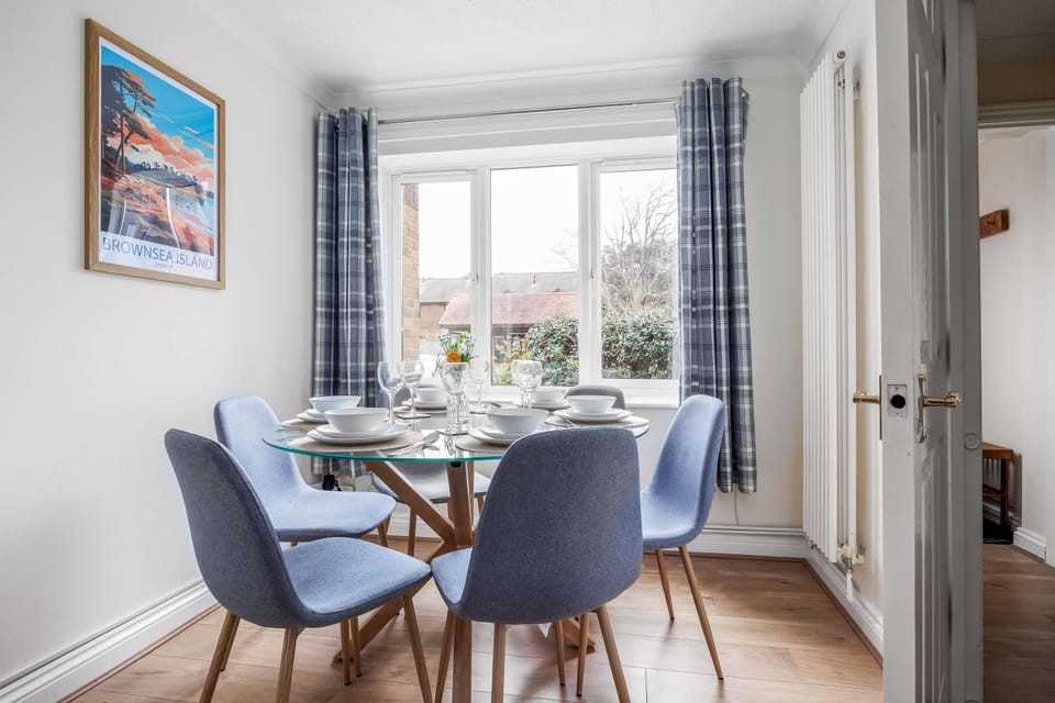 Harbour Hideaway - Moments from the Wide-Open Spaces of Harbourside Park House in Poole
