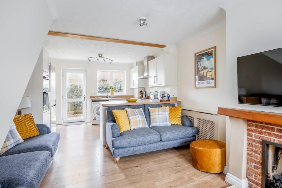 Harbour Hideaway - Moments from the Wide-Open Spaces of Harbourside Park House in Poole