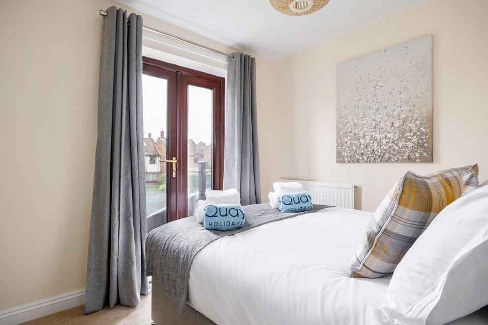 Harbour Hideaway - Moments from the Wide-Open Spaces of Harbourside Park House in Poole