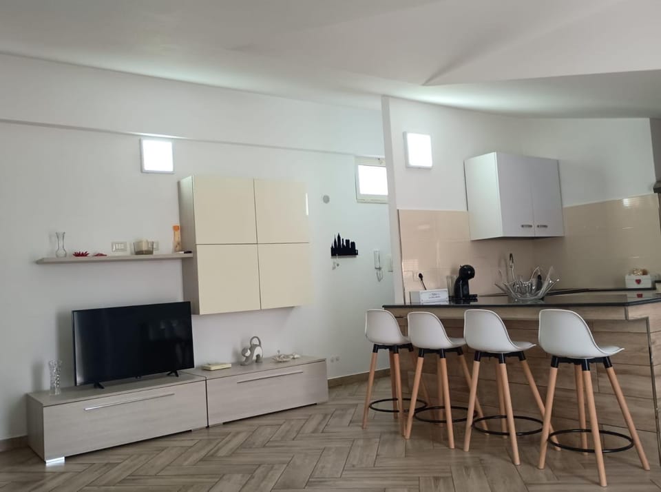 Communal lounge/ TV room, TV and multimedia, Dining area, air conditioner