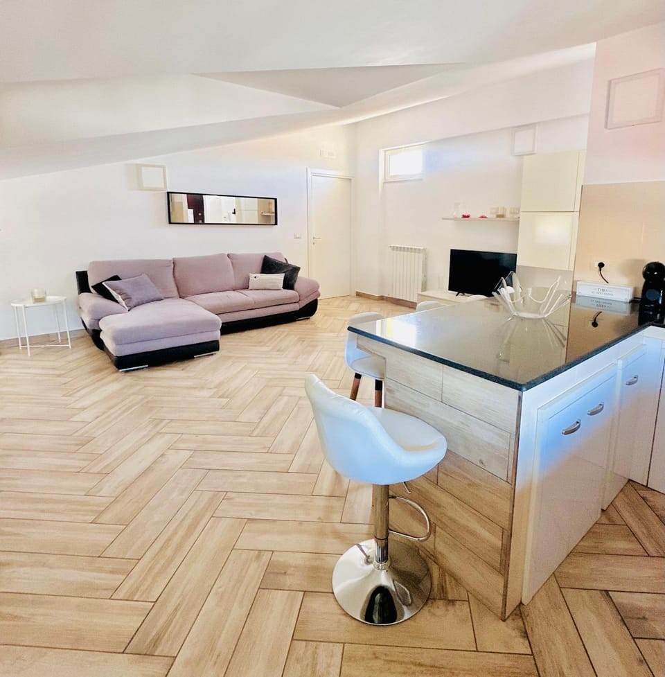 TV and multimedia, Kitchen or kitchenette, Living room, Seating area, Dining area