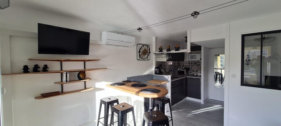 TV and multimedia, Kitchen or kitchenette, Dining area, oven, air conditioner
