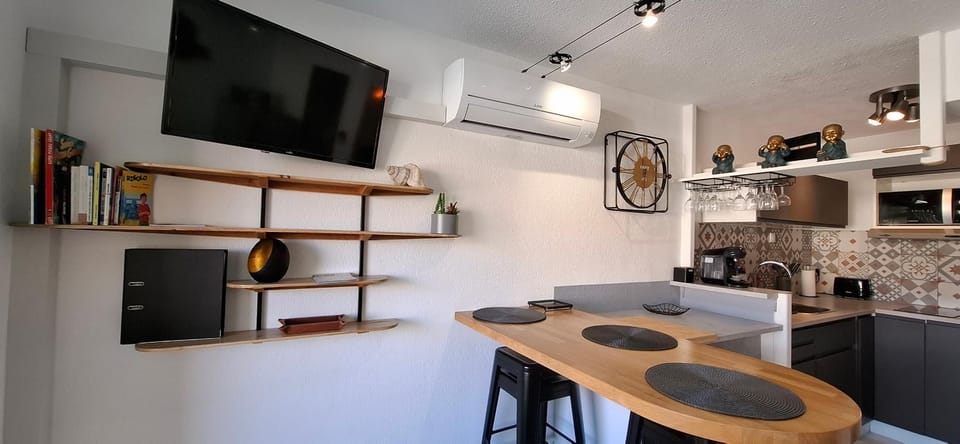 TV and multimedia, Kitchen or kitchenette, Dining area, pet friendly, stove, toaster, air conditioner