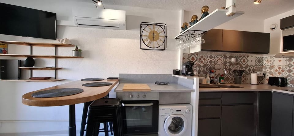 Coffee/tea facilities, Kitchen or kitchenette, Dining area, oven, pet friendly, toaster, washing machine, air conditioner