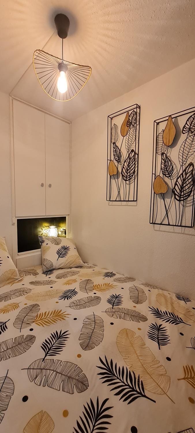 Bed, Photo of the whole room, Bedroom