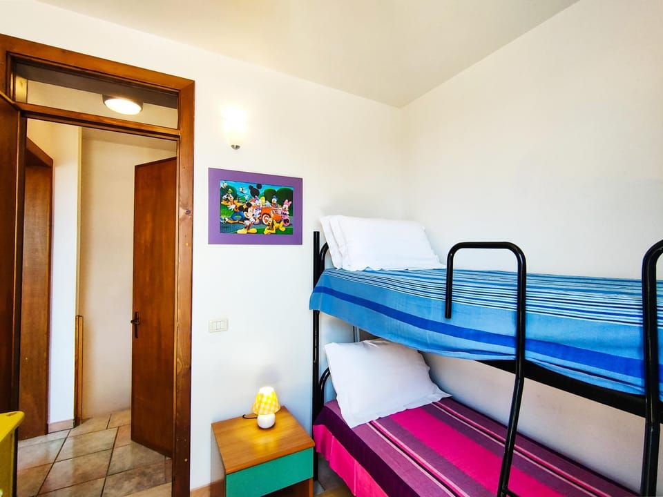 Photo of the whole room, bunk bed