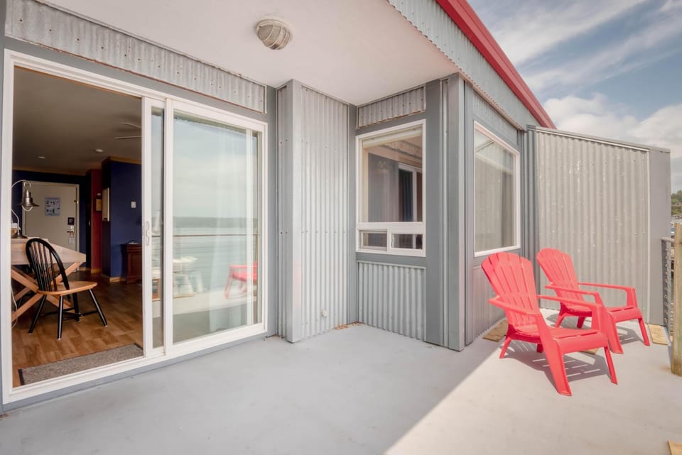 Captains Quarters - Anchor Pier Lodge Hotel in Newport