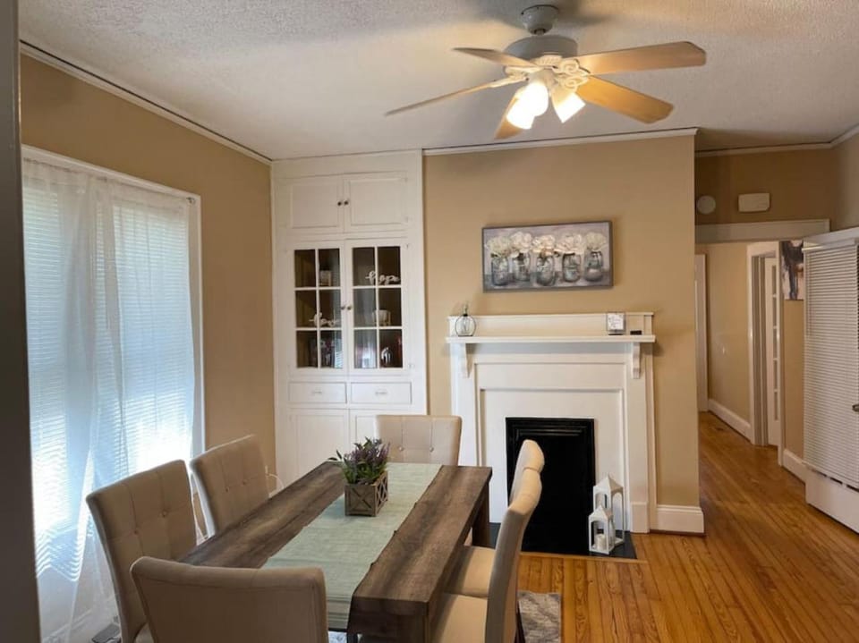 Sleeps 6, 3BR House, Fenced Yard, Pets Welcome - Mins to Motor Speedway House in Kannapolis