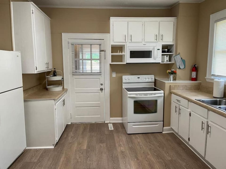 Sleeps 6, 3BR House, Fenced Yard, Pets Welcome - Mins to Motor Speedway House in Kannapolis