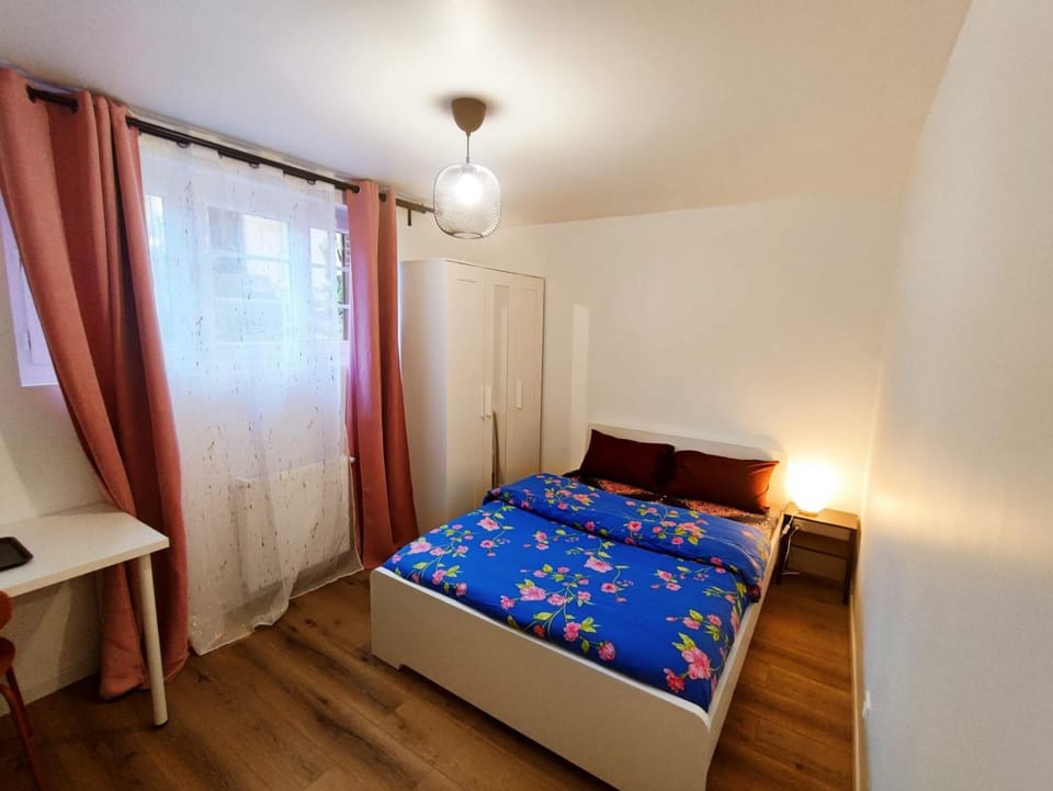Photo of the whole room, Bedroom