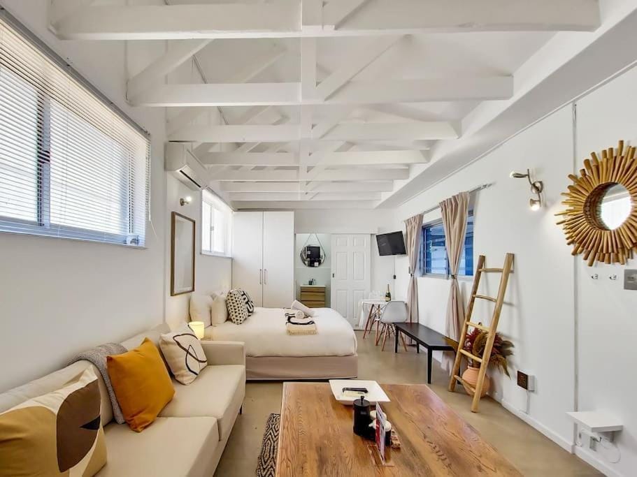 Bed, Living room, Photo of the whole room, Seating area
