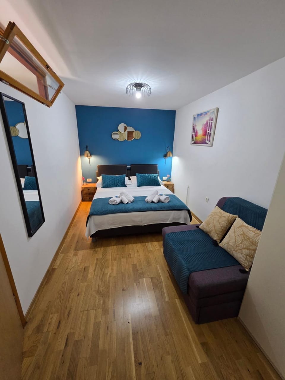 Bed, Photo of the whole room, Seating area, Bedroom