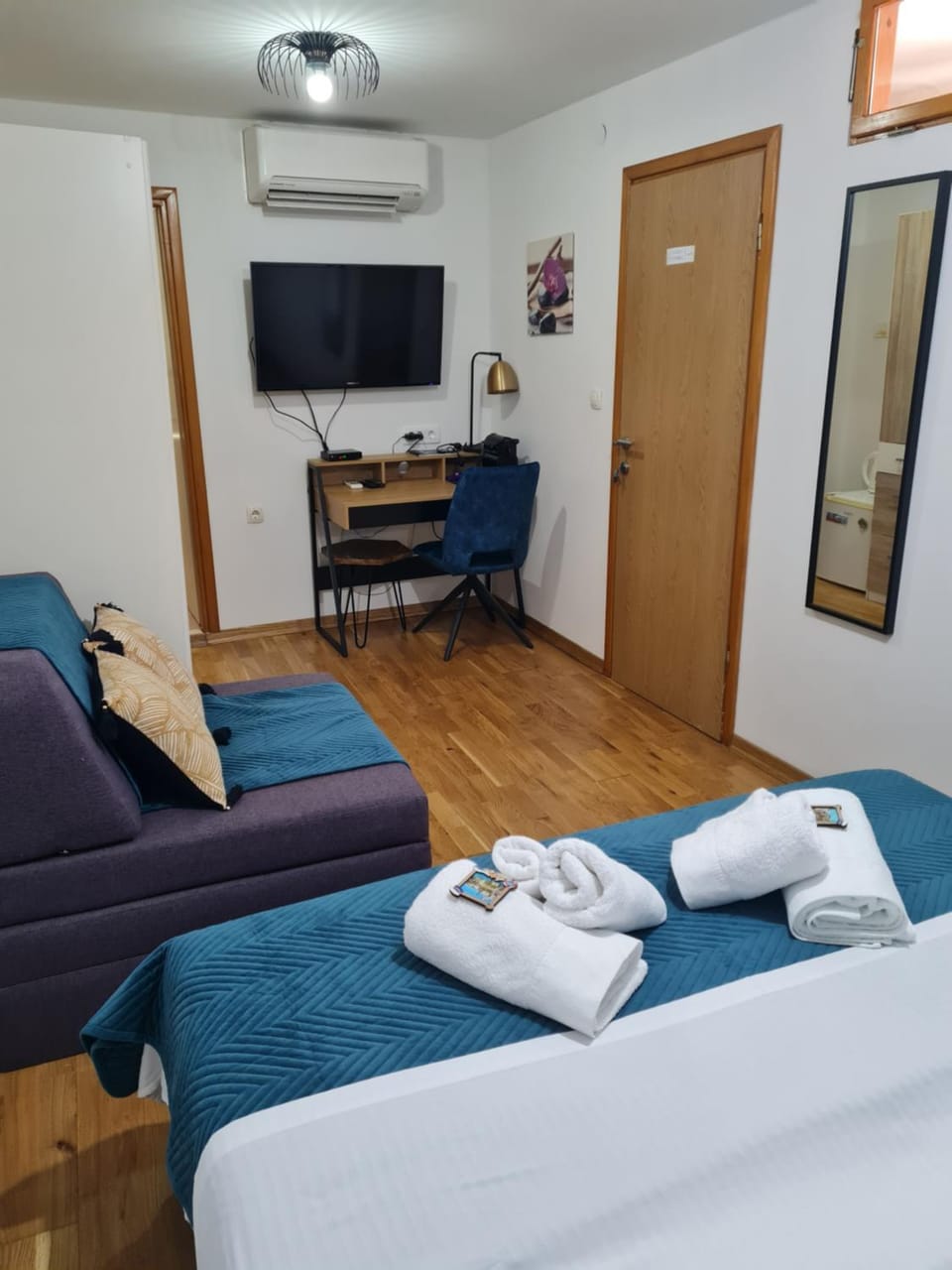 Bed, TV and multimedia, Photo of the whole room, Bedroom, towels