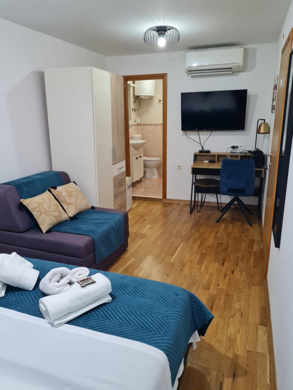 Bed, TV and multimedia, Bedroom