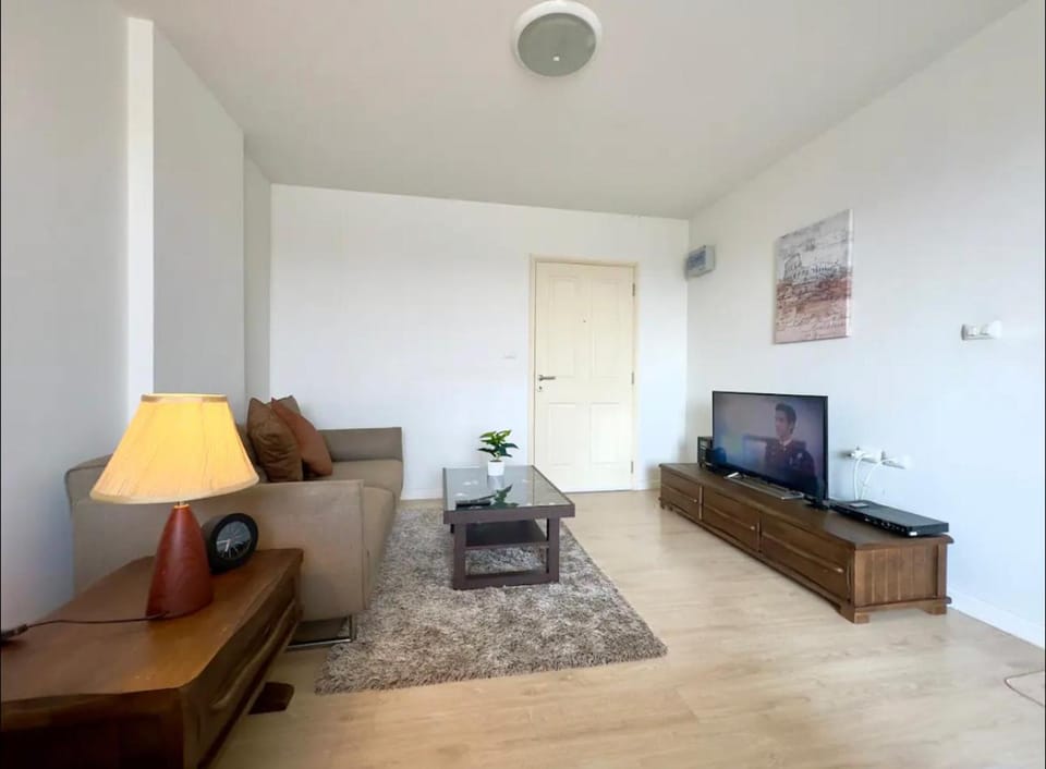 Property building, Communal lounge/ TV room, TV and multimedia, Living room, Photo of the whole room, Seating area, locker, air conditioner