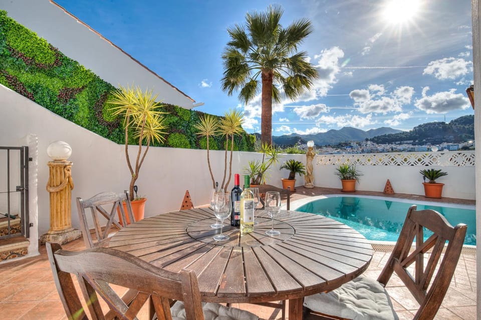 Balcony/Terrace, Dining area, Pool view, Swimming pool