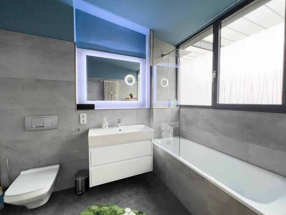 Shower, Toilet, Bathroom, Photo of the whole room, Bath, towels