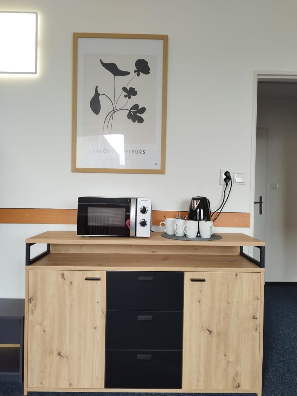 Coffee/tea facilities, microwave