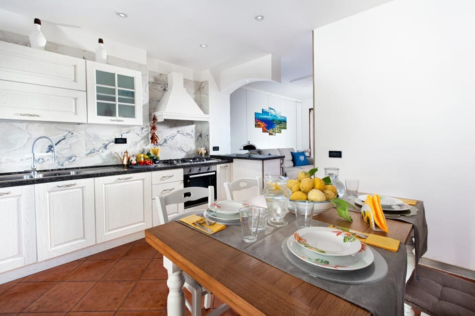 Kitchen or kitchenette, Dining area, stove