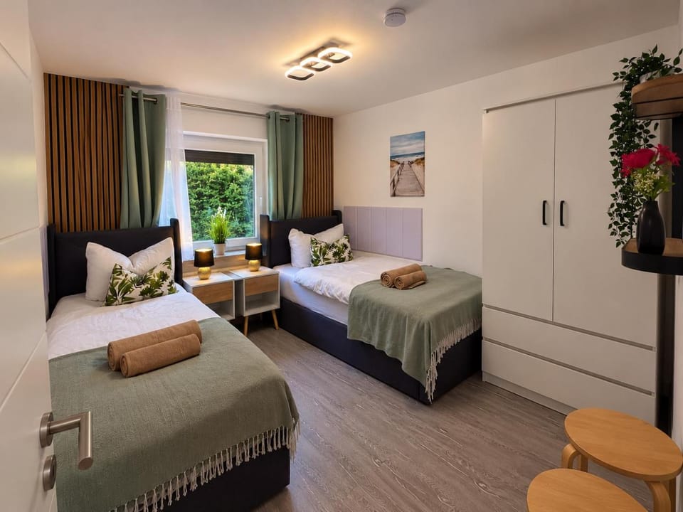 Neu renovierte Ferienwohnung, nahe Kiel, 4 Betten, 2 Schlafzimmer Parkplatz,Hanglage, Terrasse, 4km zum Strand Apartment in Schleswig-Holstein