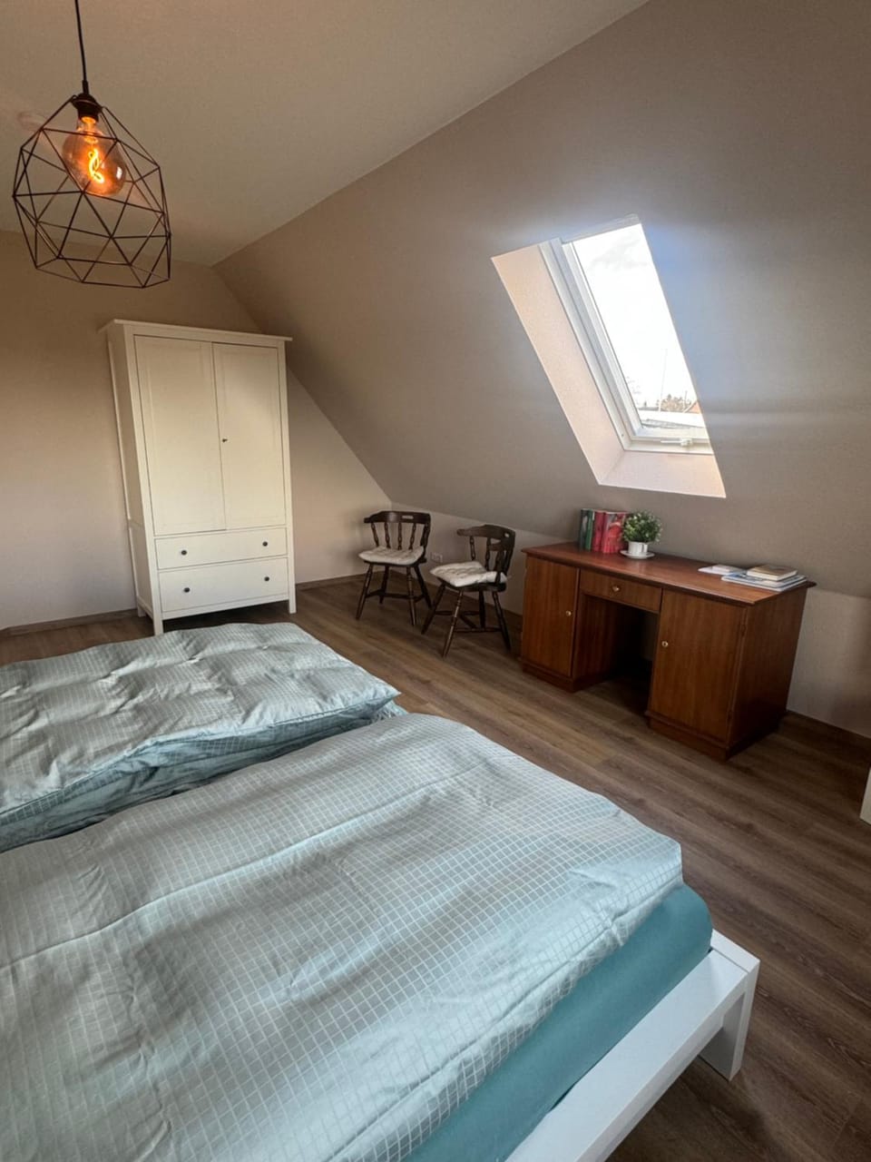 Bed, Photo of the whole room, Seating area, Bedroom, hair dresser