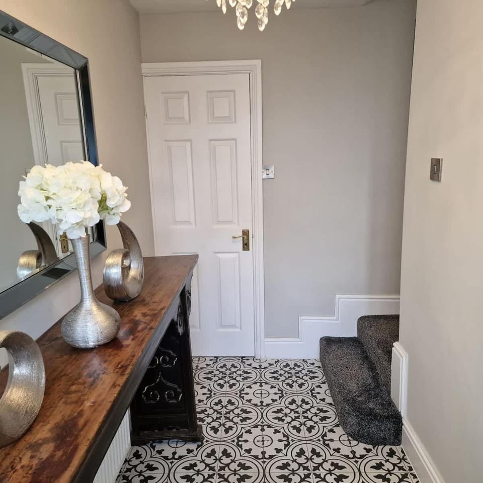 Spacious City centre 2 bed home Parking Sleeps 4 House in Chester