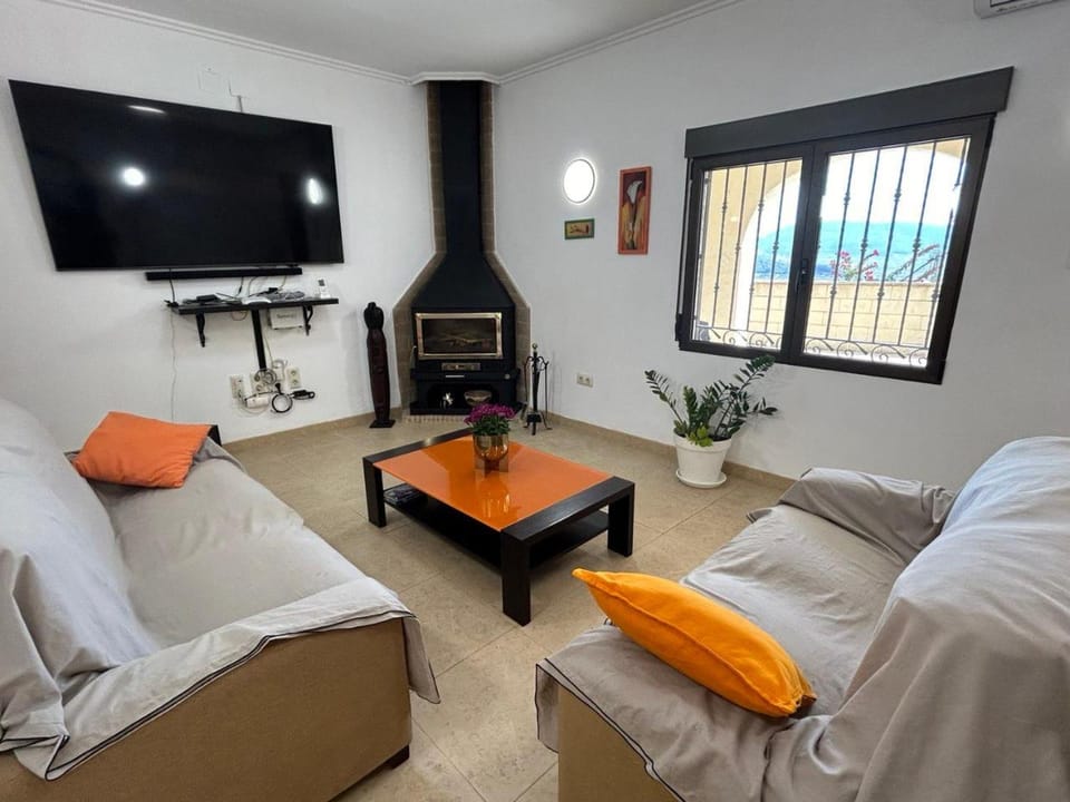 Communal lounge/ TV room, Bed, TV and multimedia