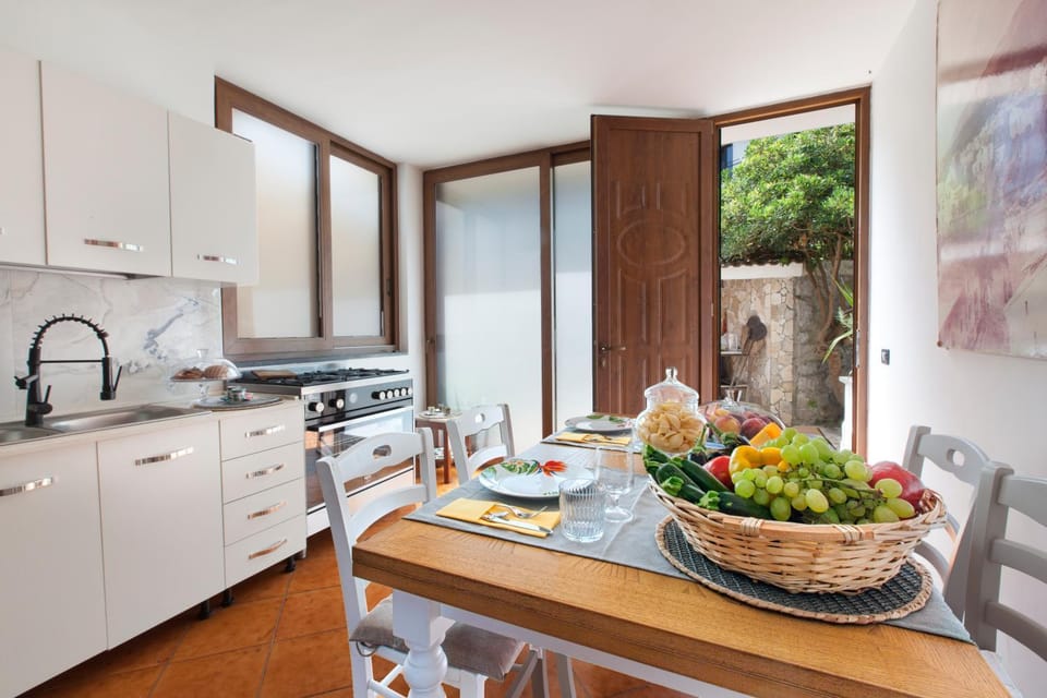 Kitchen or kitchenette, Dining area, stove