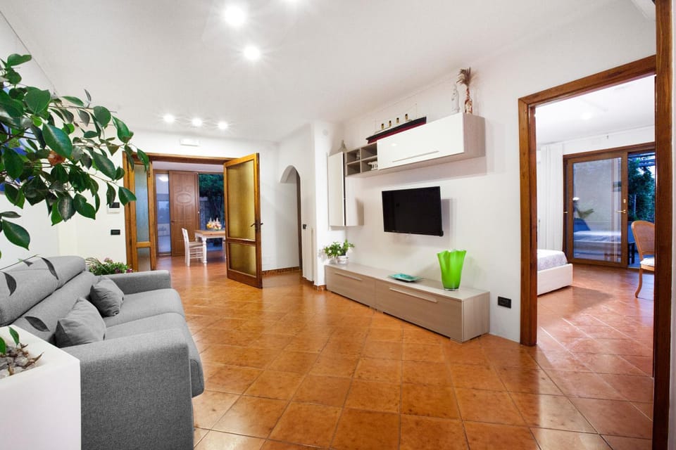 Communal lounge/ TV room, TV and multimedia, Living room, Seating area, Evening entertainment, air conditioner