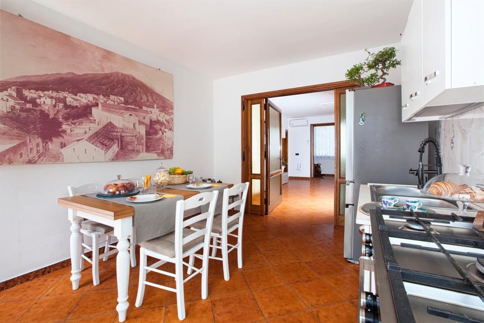 Kitchen or kitchenette, Dining area, oven, stove