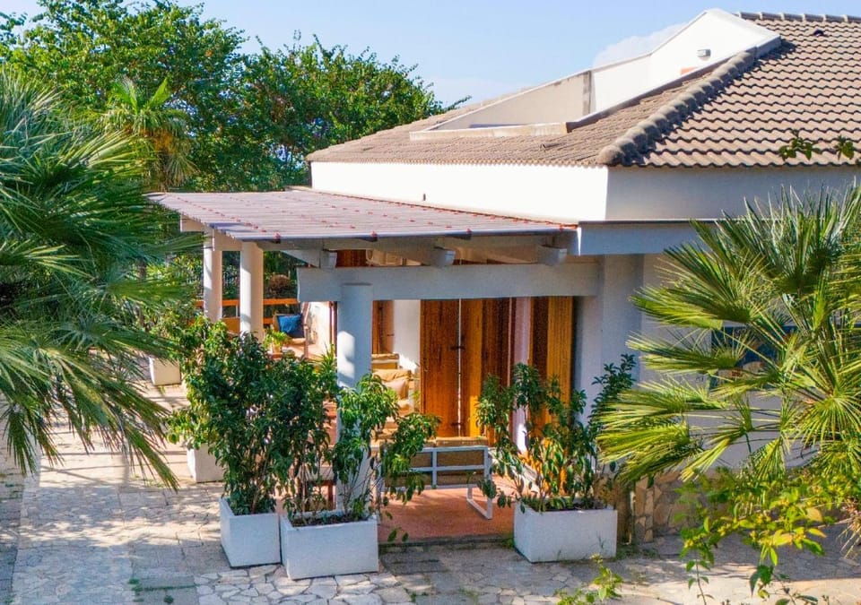 Property building, Patio, Day, Garden, Garden view