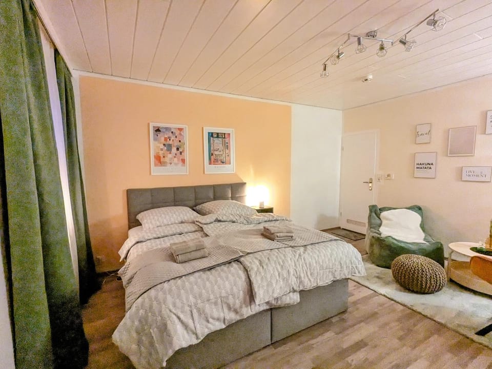 Bed, Living room, Photo of the whole room, Seating area, Bedroom, internet, internet
