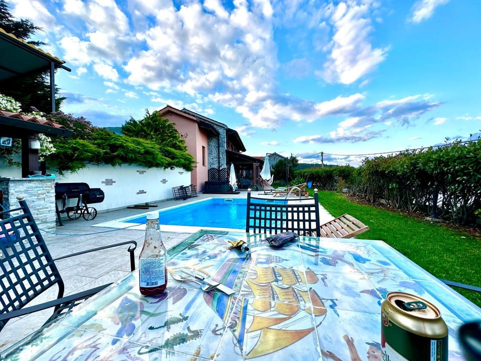 Garden, Garden, Seating area, Garden view, Pool view, Swimming pool, Drinks, sunbed