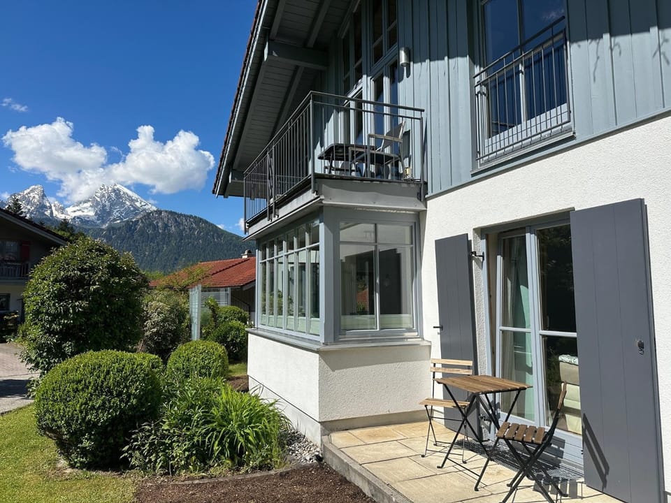Property building, Balcony/Terrace, Seating area, Mountain view