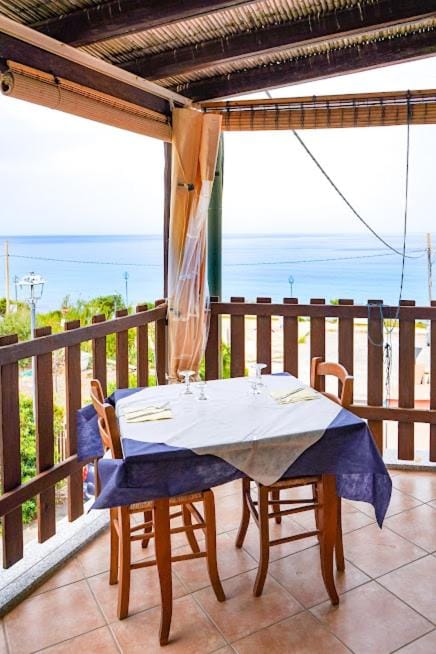 Restaurant/places to eat, Balcony/Terrace