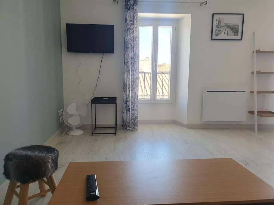 Nyons appartement refait à Neuf climatisé Apartment in Provence
