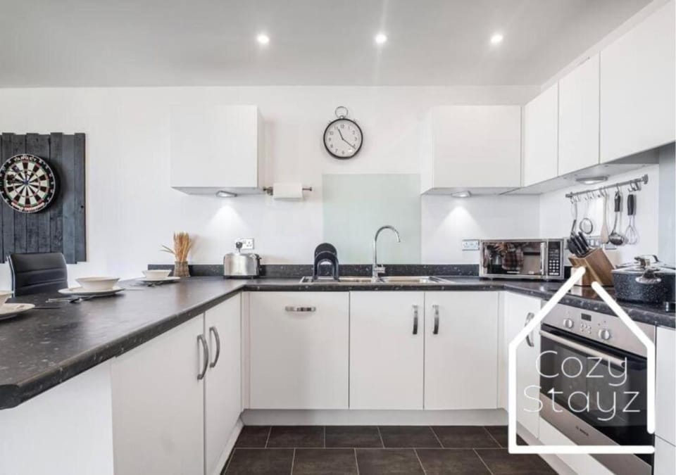 Kitchen or kitchenette, dishwasher, stove