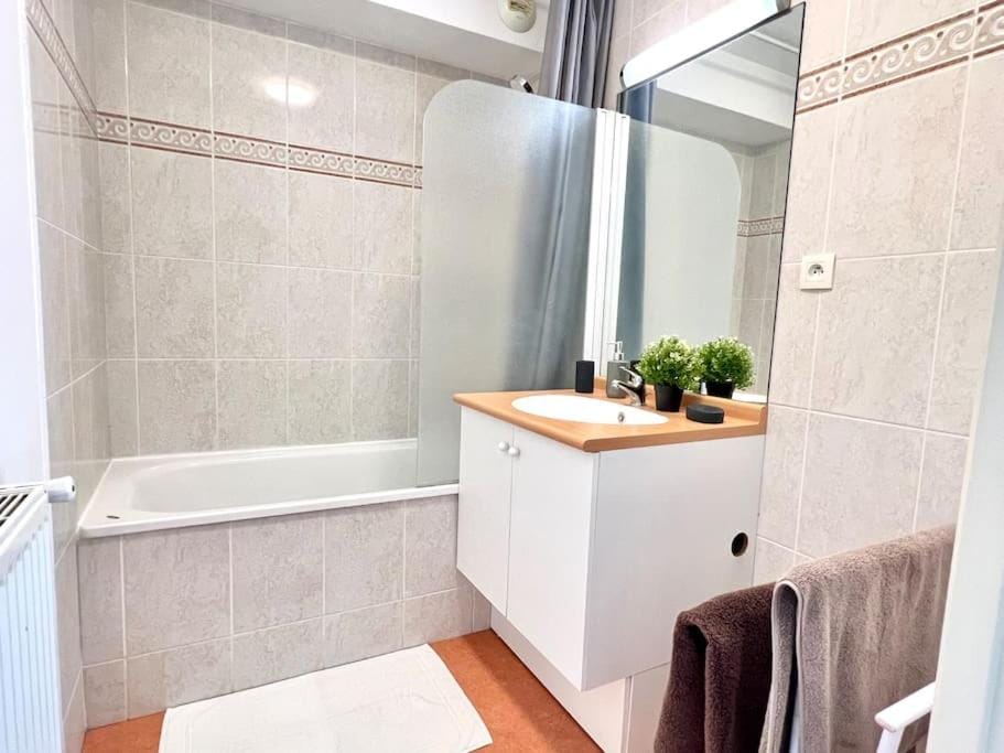 Bathroom, Bath, towels