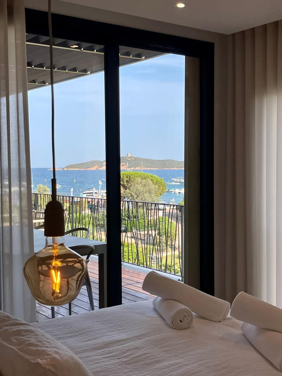 Bed, Bedroom, Sea view, towels