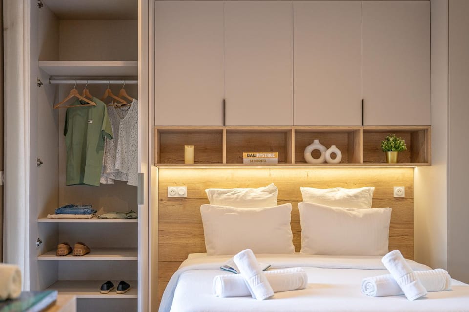 Bed, Bedroom, towels, wardrobe