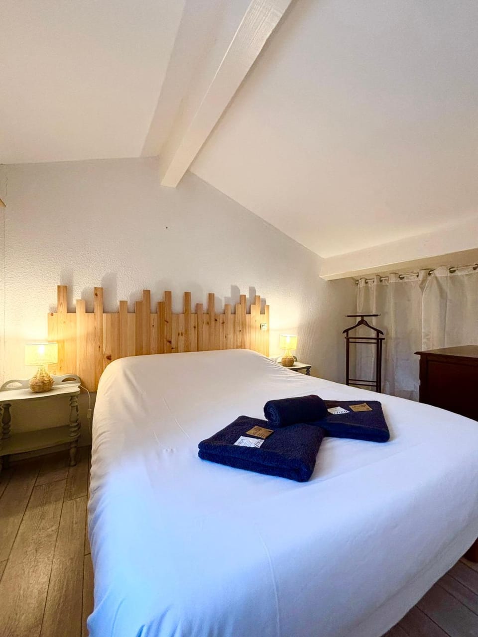 Bed, Bedroom, towels