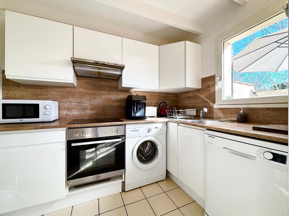 Coffee/tea facilities, microwave, oven, washing machine, kitchen