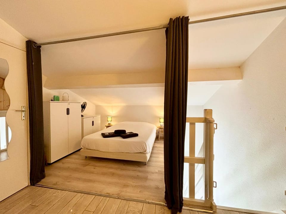 Bed, Bedroom, towels